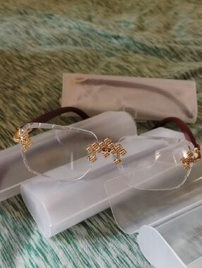 Transparent With The Wood And The Diamond Cut.Bling
